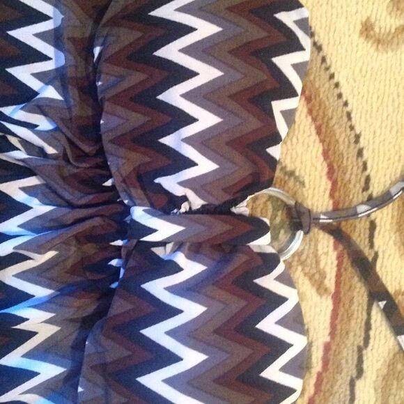 Ladies chevron 👗in size small ties at neck - Picture 6 of 8